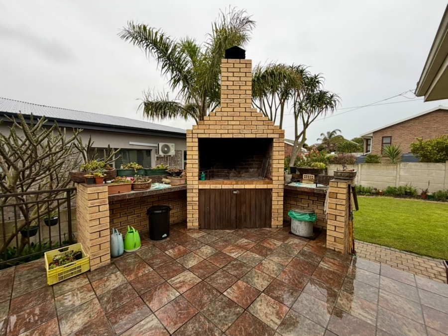 4 Bedroom Property for Sale in Fraaiuitsig Western Cape
